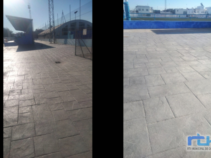Terraza de la piscina municipal de Chipiona bajo un cielo despejado.