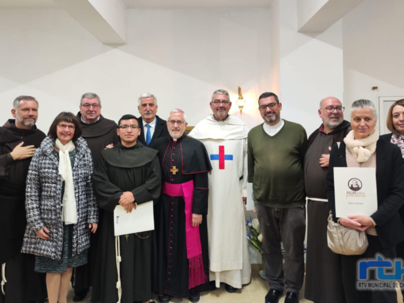 Celebración eclesiástica con sacerdotes y fieles en Chipiona