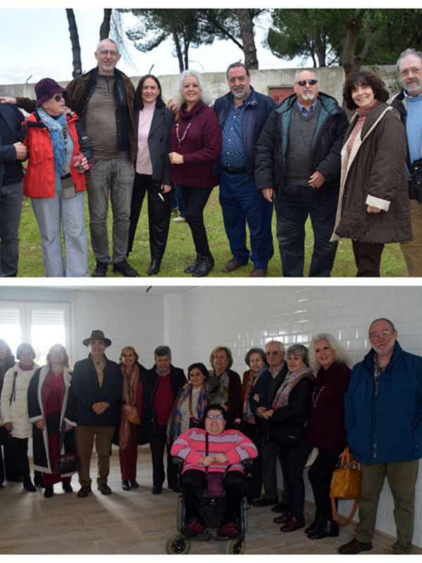 Una foto de grupo de personas en un parque y otra en un pasillo, ambas con personas de diferentes edades y estilos de vestimenta, posando para la cámara.