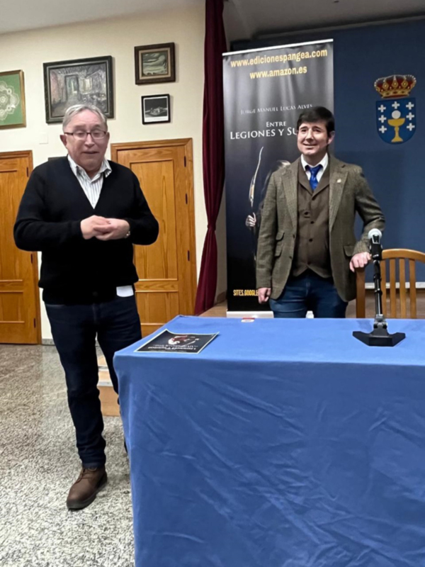 Presentación del libro "Entre Legiones y Sueños" en una sala de conferencias.