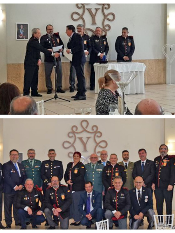Celebración de un evento con autoridades y miembros de fuerzas de seguridad en uniforme, posando para una foto grupal en un salón elegante.