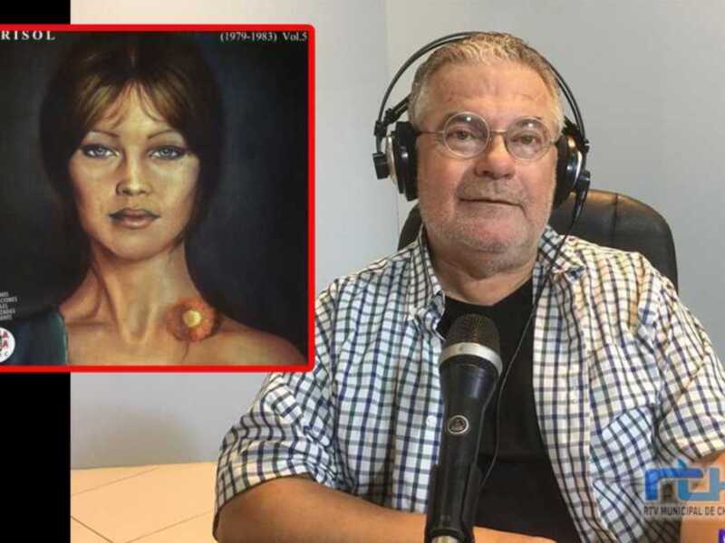 Entrevista con un periodista en un estudio de radio, con una imagen de Marisol en la esquina izquierda.