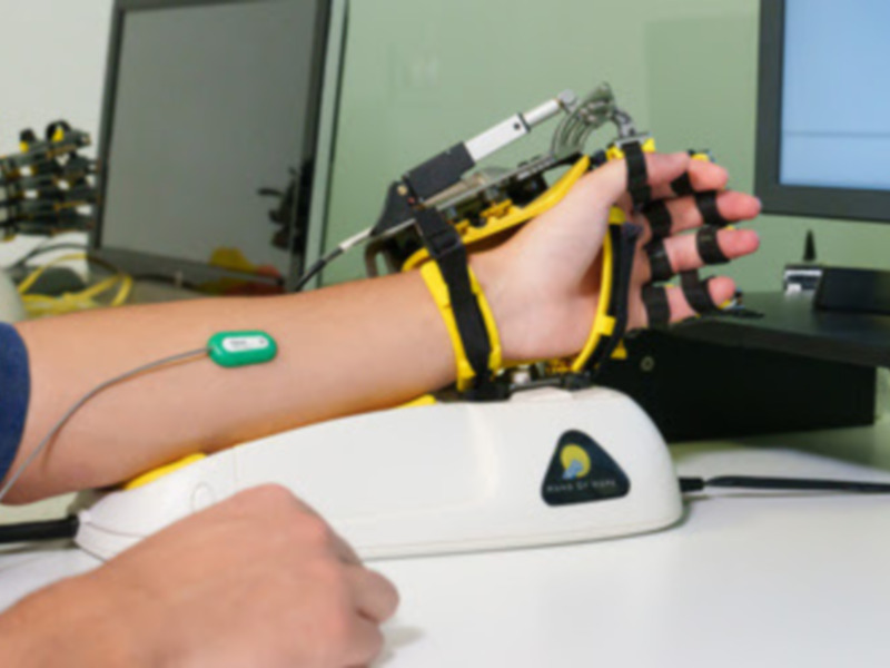 Prueba de dispositivos de rehabilitación neurológica en el laboratorio de robótica.