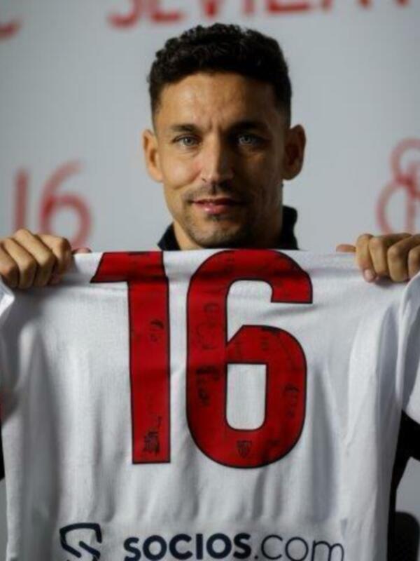 Jugador posando con la camiseta del Sevilla FC número 16.