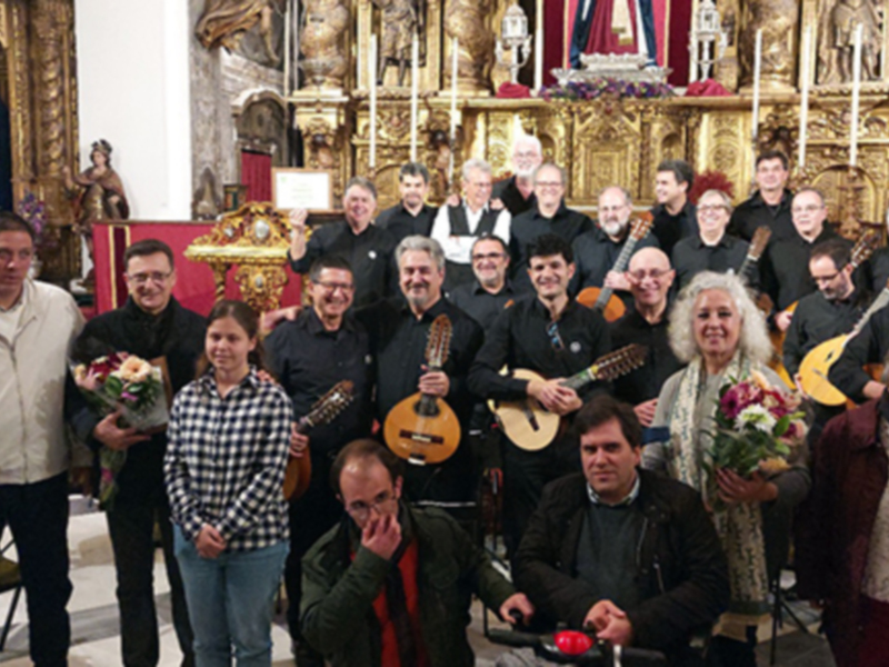 Gruppo musicale in chiesa con strumenti tradizionali
