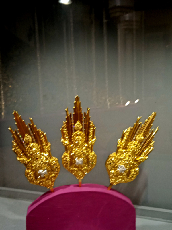 Triunfo de los tres reyes magos, joyería en oro y diamantes, expuesta en un museo.
