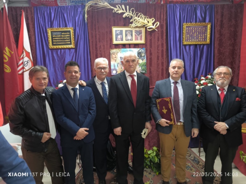 Celebración de la Semana Santa con autoridades y representantes en una ceremonia formal.