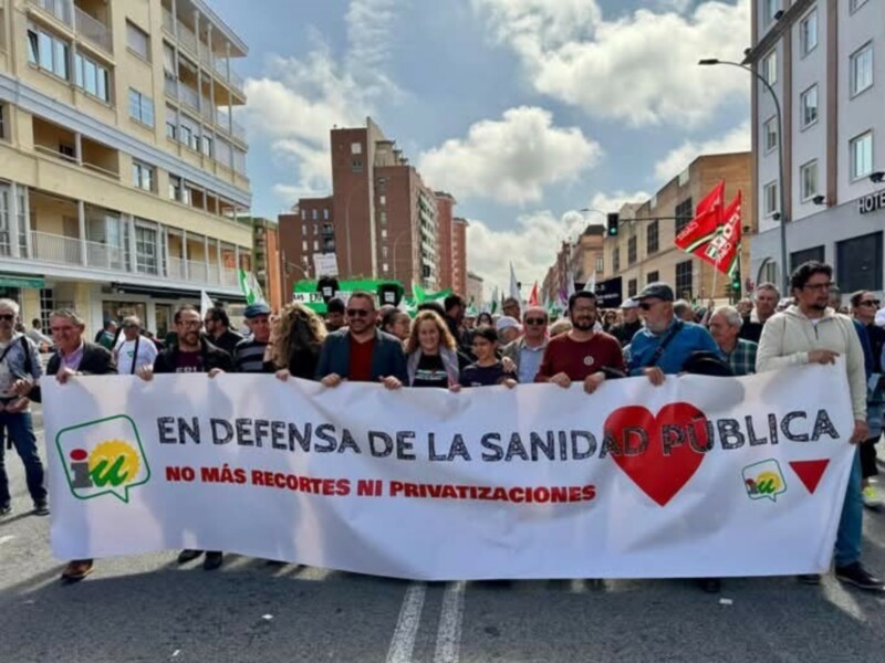 Manifestación en defensa de la sanidad pública, con pancarta que dice 'En defensa de la sanidad pública. No más recortes ni privatizaciones'.
