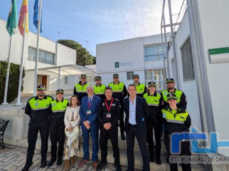 Grupo de policías y autoridades municipales frente a la sede del Ayuntamiento de Chipiona.