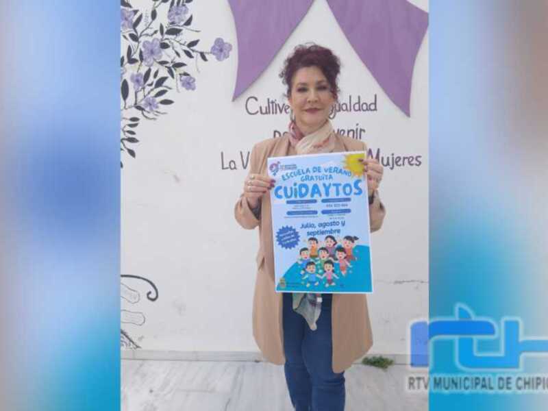 Mujer promociona la Escuela de Verano Gratuita 'Cuidaytos' en Chipiona.