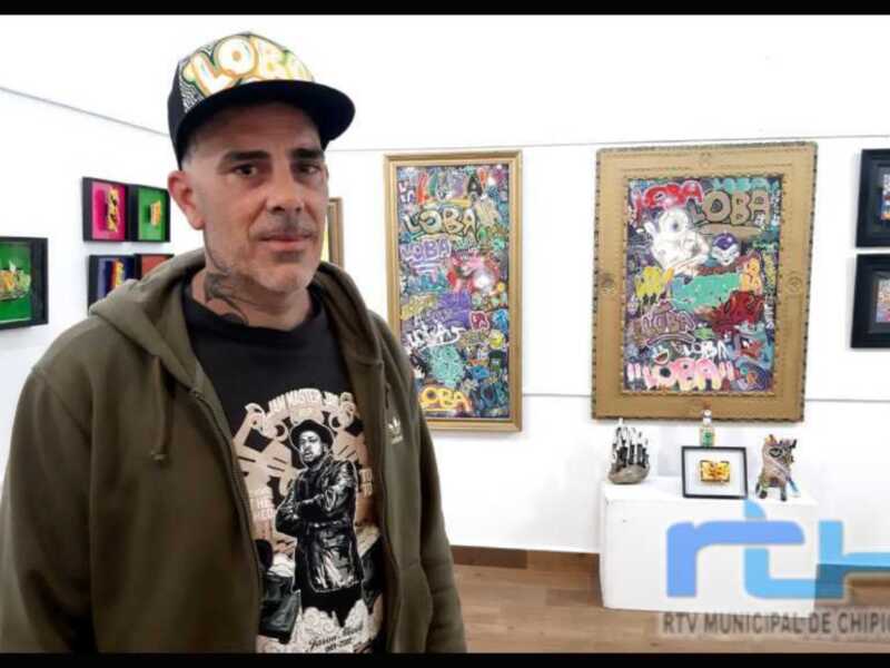 Artista en una exposición de arte urbano en Chipiona, España.