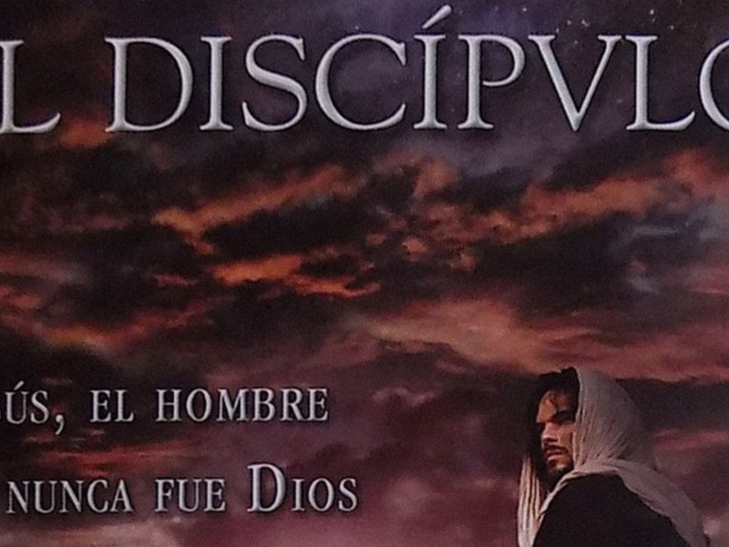Un hombre con capucha en frente de un cielo oscuro y nublado, con el título 'El Discípulo' en la parte superior y 'Jesús, el Hombre que Nunca Fue Dios' en la parte inferior.
