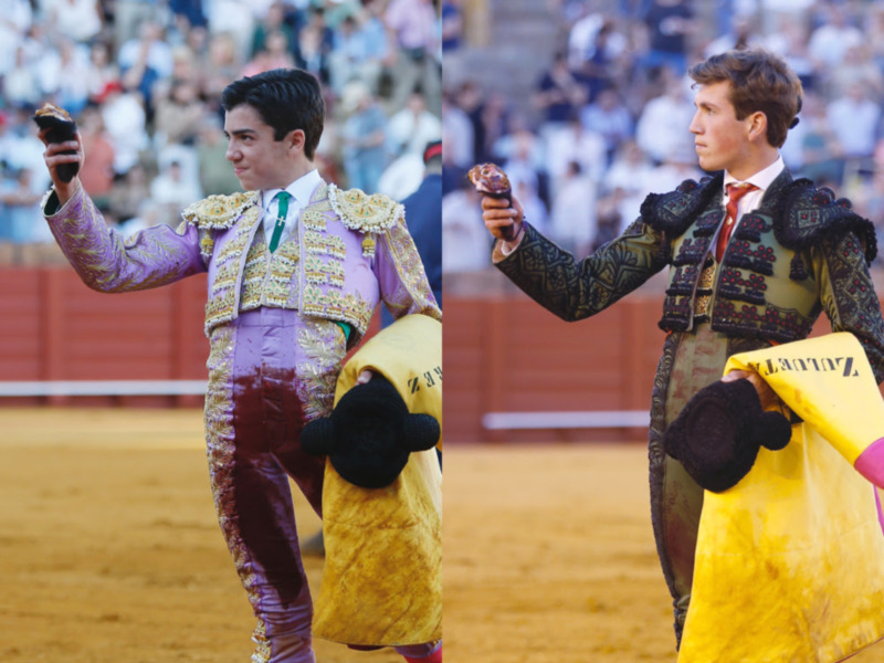 Jóvenes toreros en trajes de lujo, celebrando con el público en el ruedo.