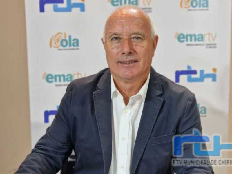 Efecto de la luz en la piel de una persona con una camisa blanca y un fondo con logos de RTV y Ola.