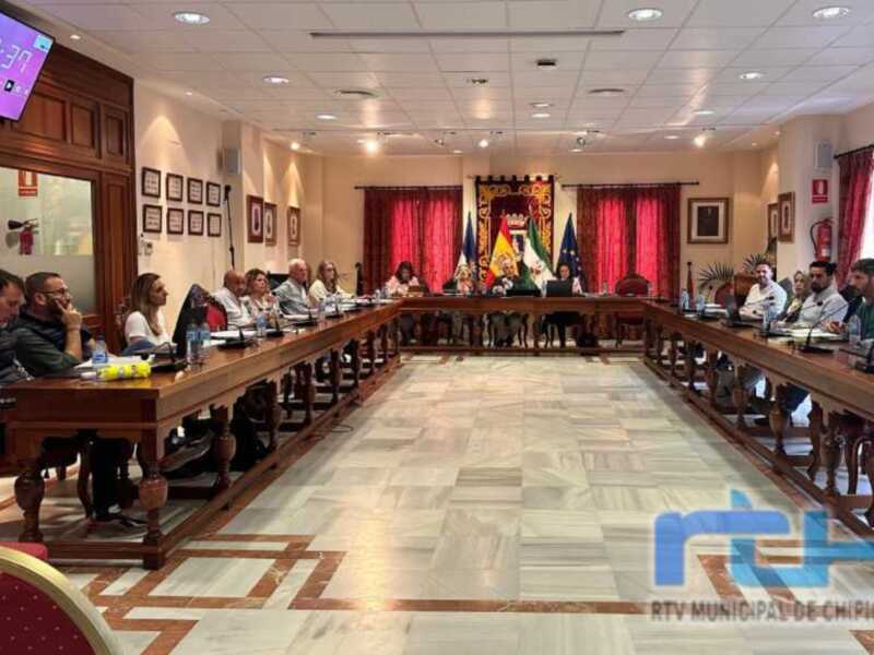 Reunión de consejo municipal en el ayuntamiento de Chipiona.