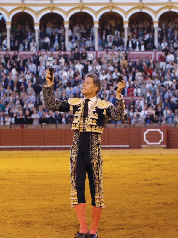 Matador saludando al público en la plaza de toros de Sevilla.