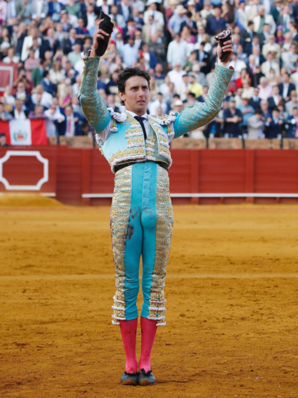 Toreador celebrando en el ruedo tras una actuación exitosa.