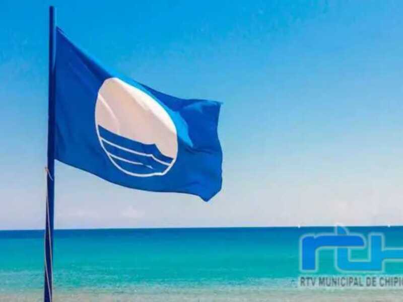 Bandera azul con símbolo de agua en la playa de Chipiona, Cádiz.