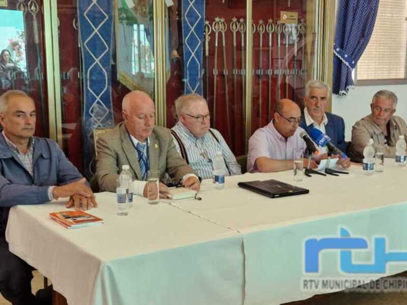 Conferencia de prensa con autoridades locales en Chipiona, España.