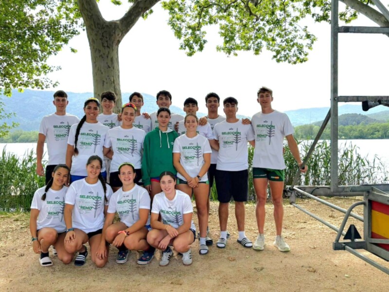 Equipo de remo de la selección andaluza posando junto a un lago.
