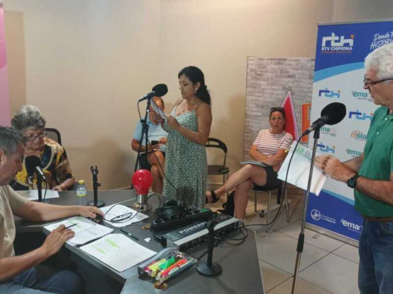 Presentación en una radioemisora con miembros de la Asociación de Mujeres Progresistas "La Palmicha".