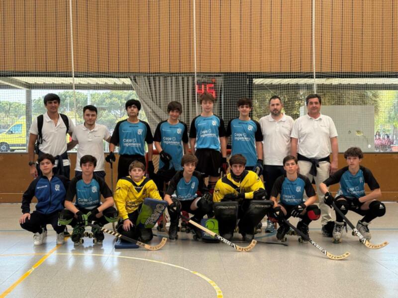 Equipo de hockey sobre patines juvenil posando en el gimnasio.