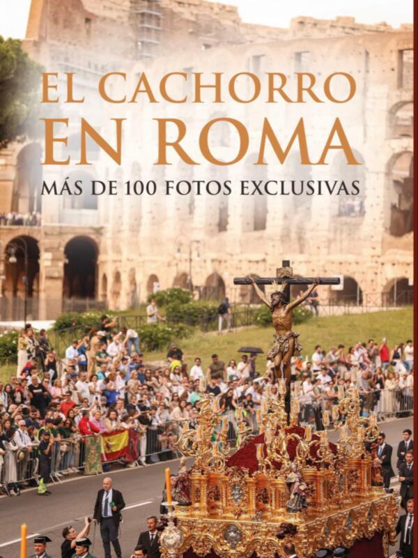 Procesión religiosa en Roma con la imagen del Cristo crucificado en un paso ornado, rodeado por una multitud de fieles.
