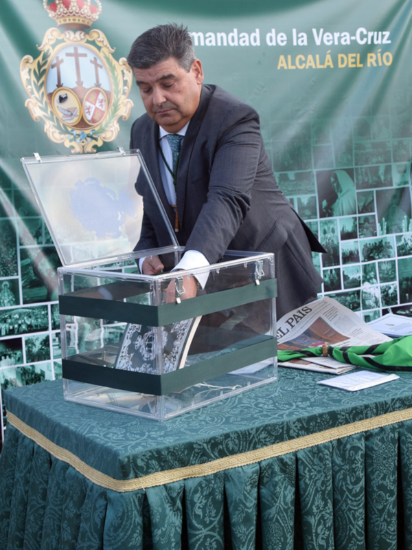 Persona depositando su voto en una urna durante un evento electoral en Alcalá del Río, Comunidad de la Vera-Cruz.