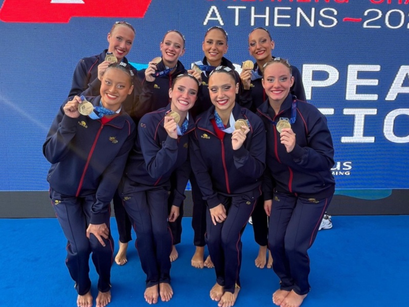 Equipo de natación sincronizada ganadora de medallas en el Campeonato Europeo de Natación Síncronizada 2023 en Atenas.