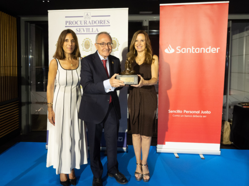 Entrega de reconocimiento en el evento de los Procuradores de Sevilla, Santander.