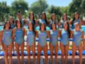 Equipo de natación femenino posando en la piscina al aire libre.