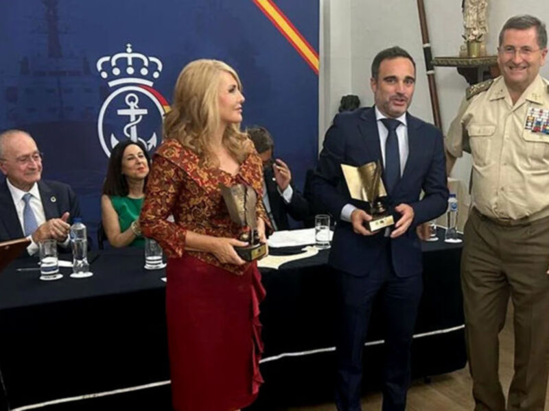 Entrega de premios en un evento oficial con representantes civiles y militares.