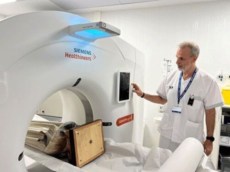Médico interactuando con una máquina de resonancia magnética (MRI) de Siemens Healthineers.