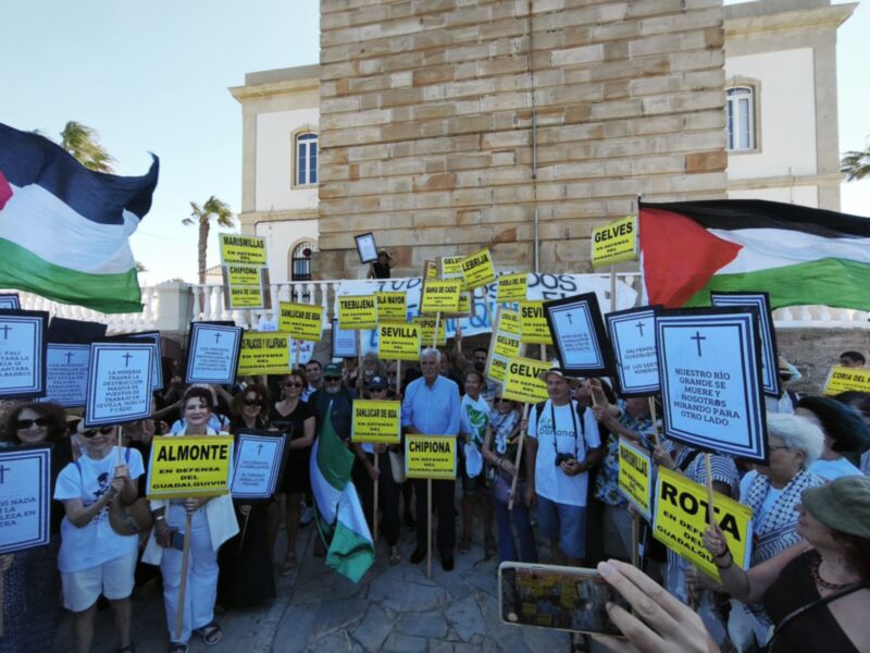 Protesta pacífica en defensa de la riqueza natural de la región, con pancartas y banderas palestinas.}
