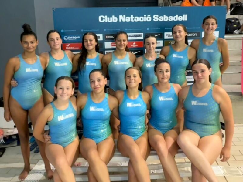 Equipo de natación sincronizada del Club Natació Sabadell en uniformes azules.