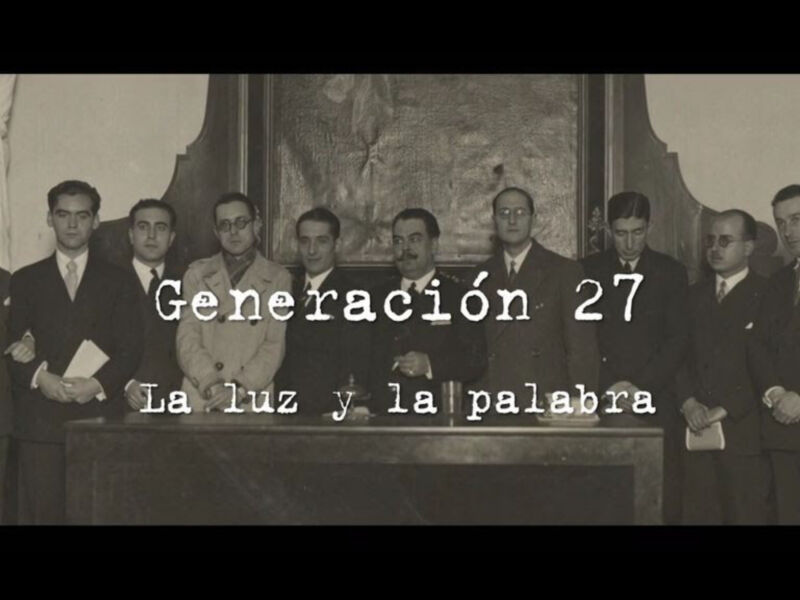 Grupo de hombres en trajes y corbatas posando para una foto histórica. Texto superpuesto: "Generación 27" y "La luz y la palabra".