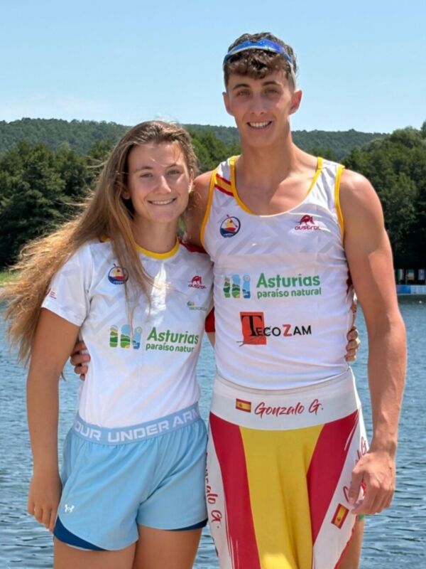 Dos atletas posan juntos en un entorno acuático con el logo de Asturias en sus uniformes.
