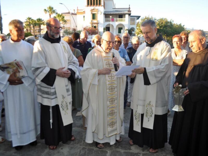 Misa en honor a San Isidro Labrador en la Plaza de España, con el arzobispo de Sevilla como celebrante.