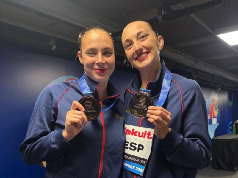 Dos atletas españolas celebran con medallas de bronce en los Campeonatos Mundiales de Natación Artística 2023 en Singapur.