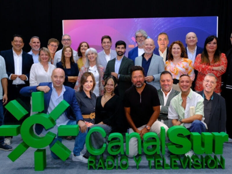 Equipo de Canal Sur Radio y Televisión en una presentación formal, con el logo del canal destacado en la imagen.