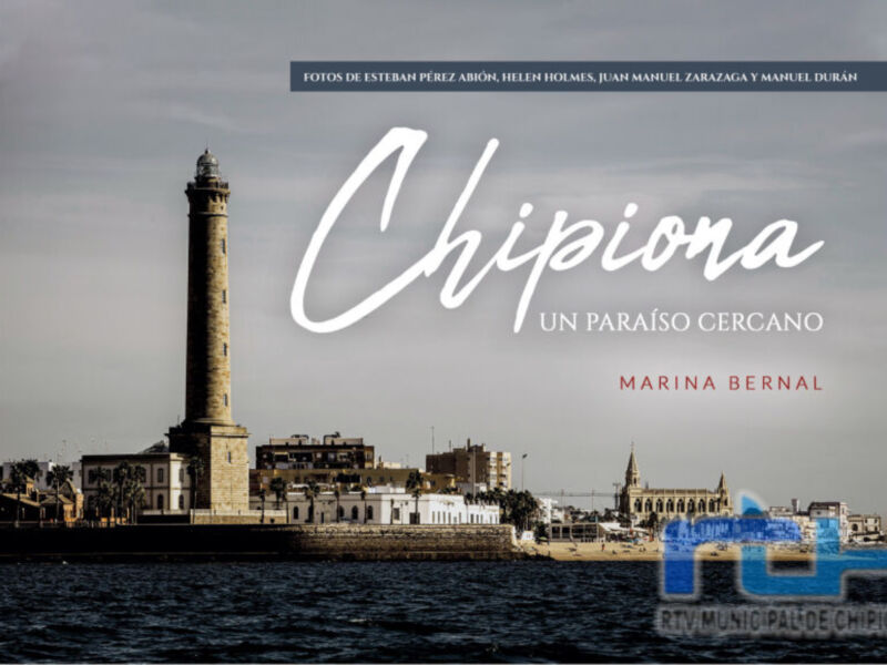 Un libro titulado 'Chipiona: Un Paraíso Cercano' de Marina Bernal, con fotos de Esteban Pérez Aribol, Heledh Hormes, Juan Manuel Zarazaga y Manuel Durán.