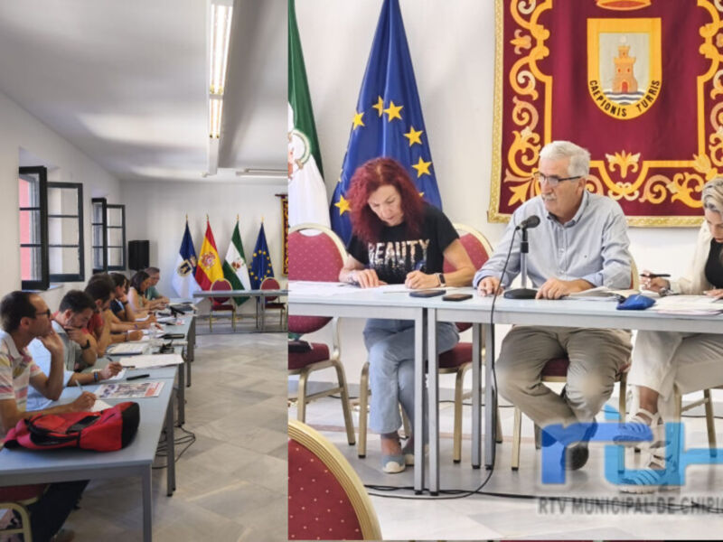 Dos imágenes de una reunión en un salón con banderas y carteles oficiales, uno muestra a personas sentadas en mesas mientras que la otra muestra a dos personas sentadas frente a un escritorio con microfones.