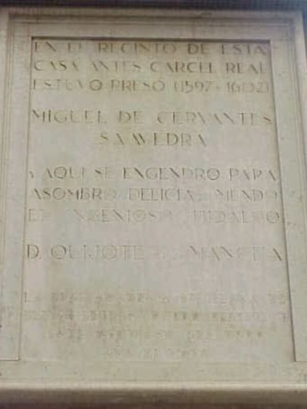 Placa conmemorativa en la fachada de una casa donde se detuvo Miguel de Cervantes durante su juicio por el asesinato del conde-duque de Olivares, en Madrid.