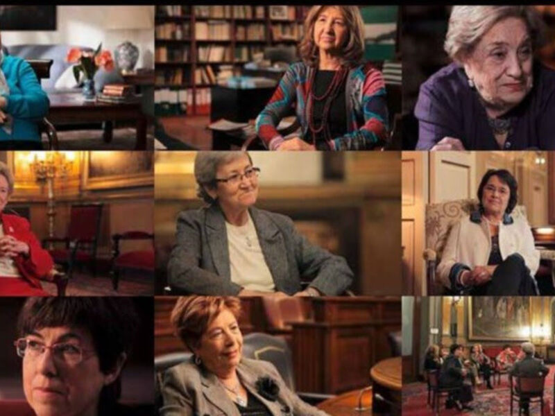 Una imagen compuesta de varias fotos de personas sentadas en diferentes lugares, posiblemente en una sala de conferencias o un salón. Las personas están vestidas formalmente y algunas tienen gafas. La imagen parece ser una selección de entrevistas o presentaciones en un evento formal.