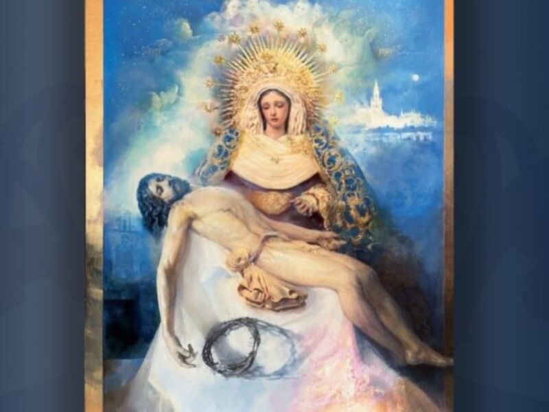 Imagen religiosa de la Virgen María con un niño en sus brazos, rodeada por nubes y un cielo azul.