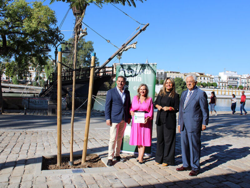 Fotografía de una ceremonia de inauguración en un parque urbano con personas posando para la foto. En el fondo, se pueden ver árboles y edificios. La imagen está tomada en un día soleado con cielo azul claro.