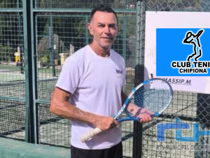 Un hombre sostiene una raqueta de tenis en un campo de padel. El fondo muestra una red y un muro de metal. En la parte superior derecha, hay un logo azul con una raqueta y el texto "CLUB TENIS". En la parte inferior derecha, se puede leer "MUNICIPALIDAD DE CHIPIONA".