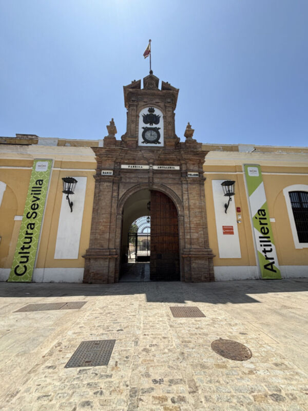 Puerta principal del Museo de Artillería, Sevilla.