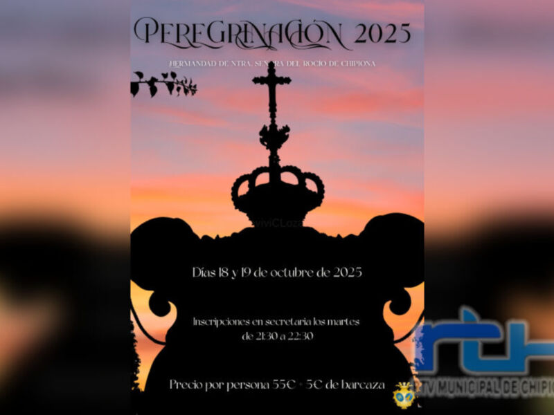 Cartel anunciando la Peregrinación 2025 de la Hermandad de Ntra. Sra. del Rocío de Chipiona, con fechas el 18 y 19 de octubre. Inscripciones en la secretaría los martes de 20:30 a 22:00. Precio por persona 5,5 € con barcaza incluida. Imagen de un atardecer con una cruz y corona en el centro, sobre un fondo de colores naranjas.