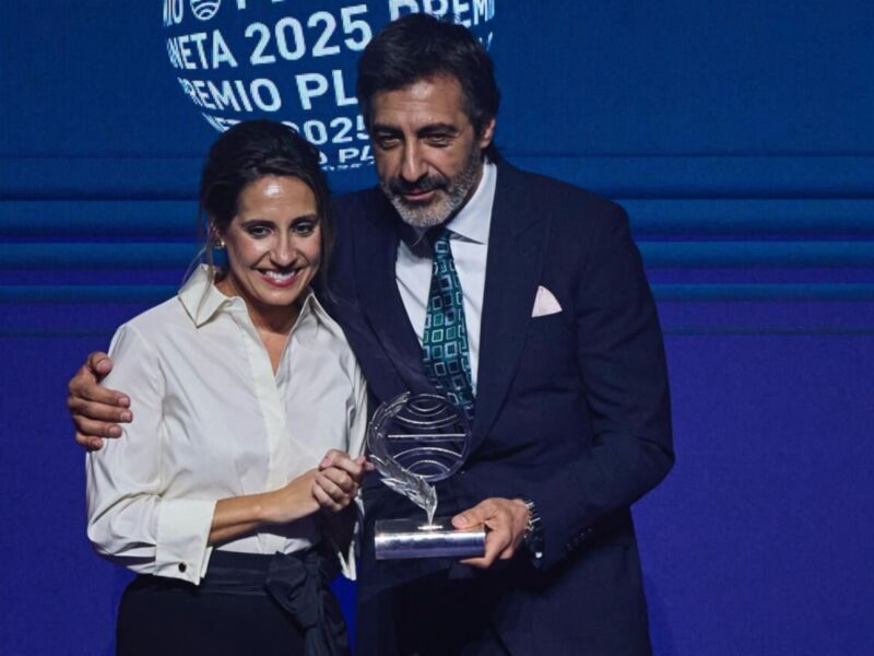 Premio Plata 2025 para la actriz y el actor.
